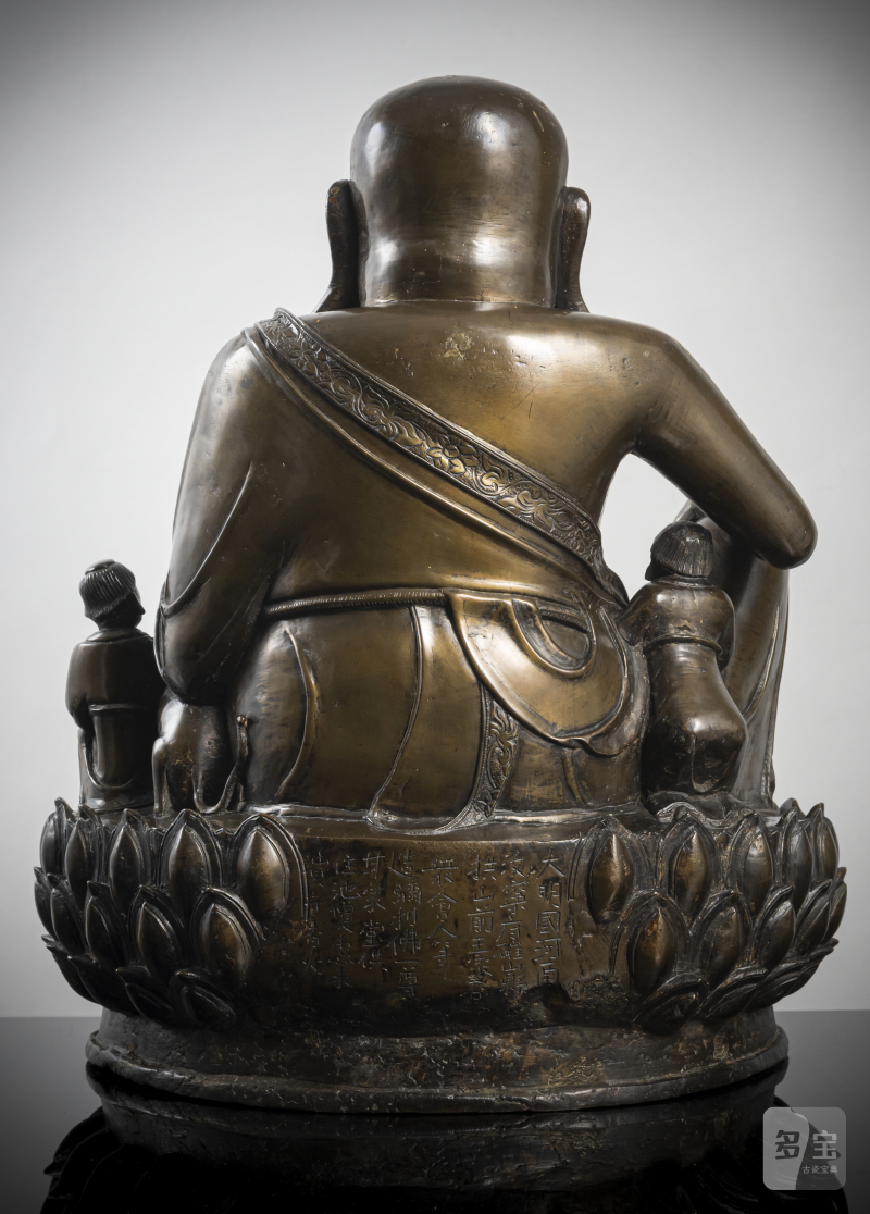 A large cast bronze figure of seated Budai with boys on a lotus pedestal - 图3